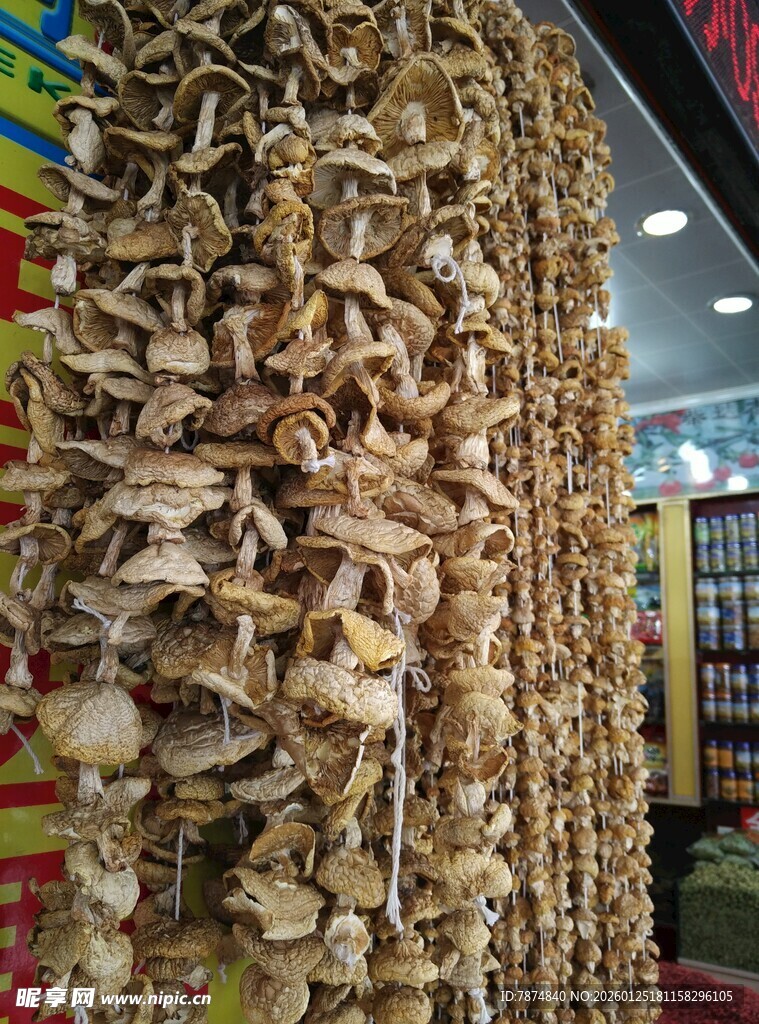 干货店悬挂的特色干菜