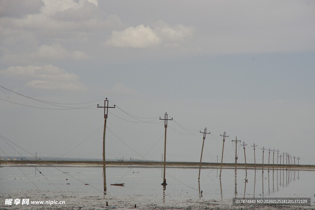 水中电线杆延伸向远方
