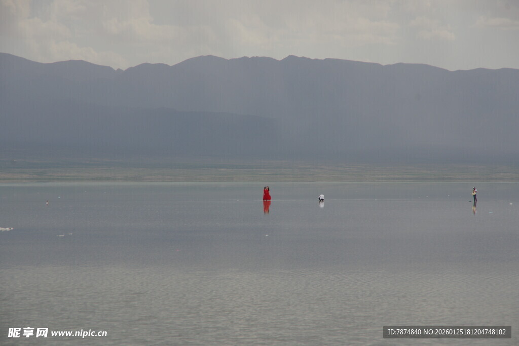 湖面远景中的红色标志物