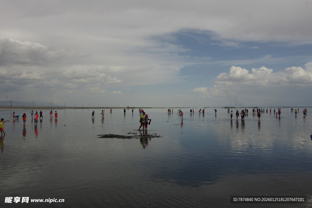 水上活动场景 众人乐在其中