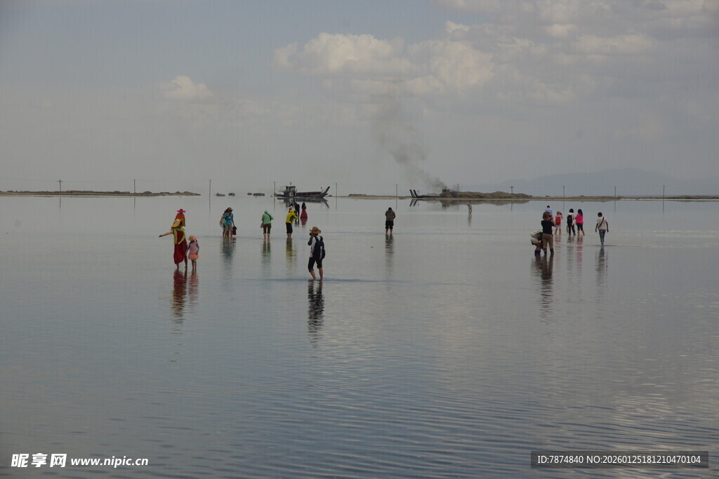 浅滩上的人群与广阔水域