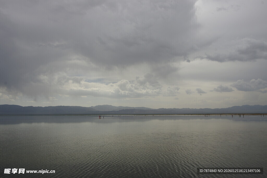 乌云笼罩下的平静湖面