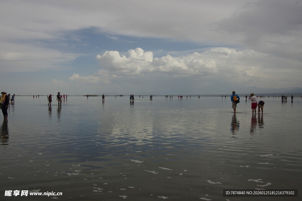 海边漫步的人群与美丽倒影