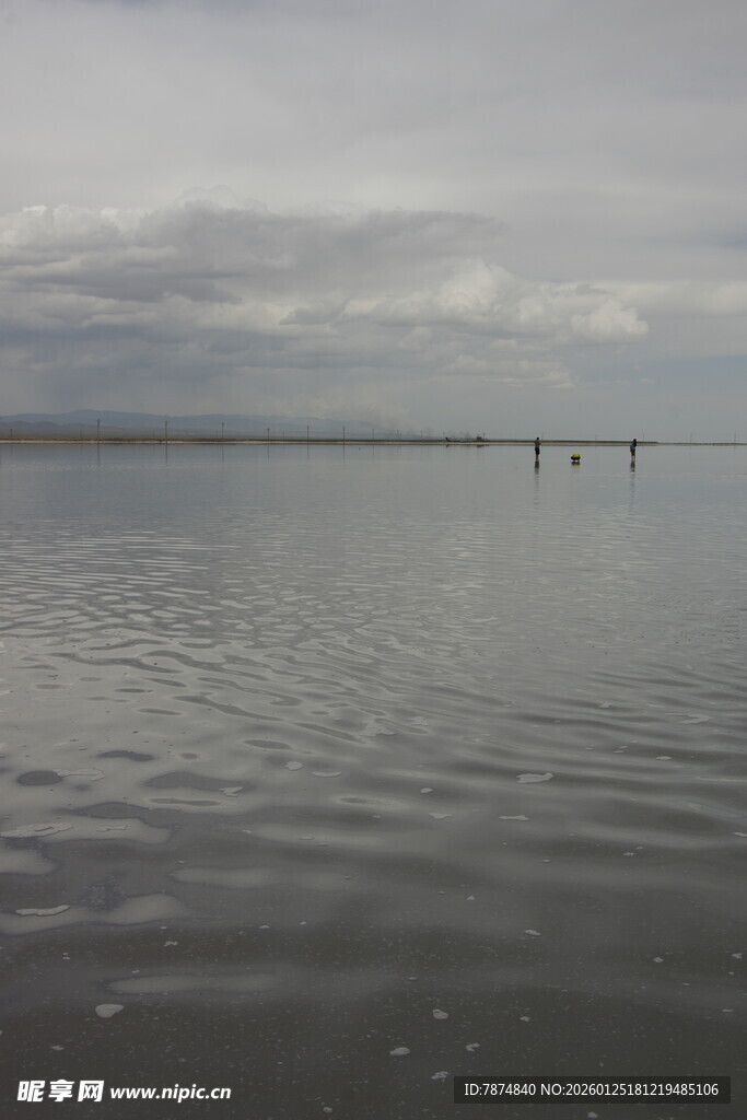 平静湖面与远处朦胧景象