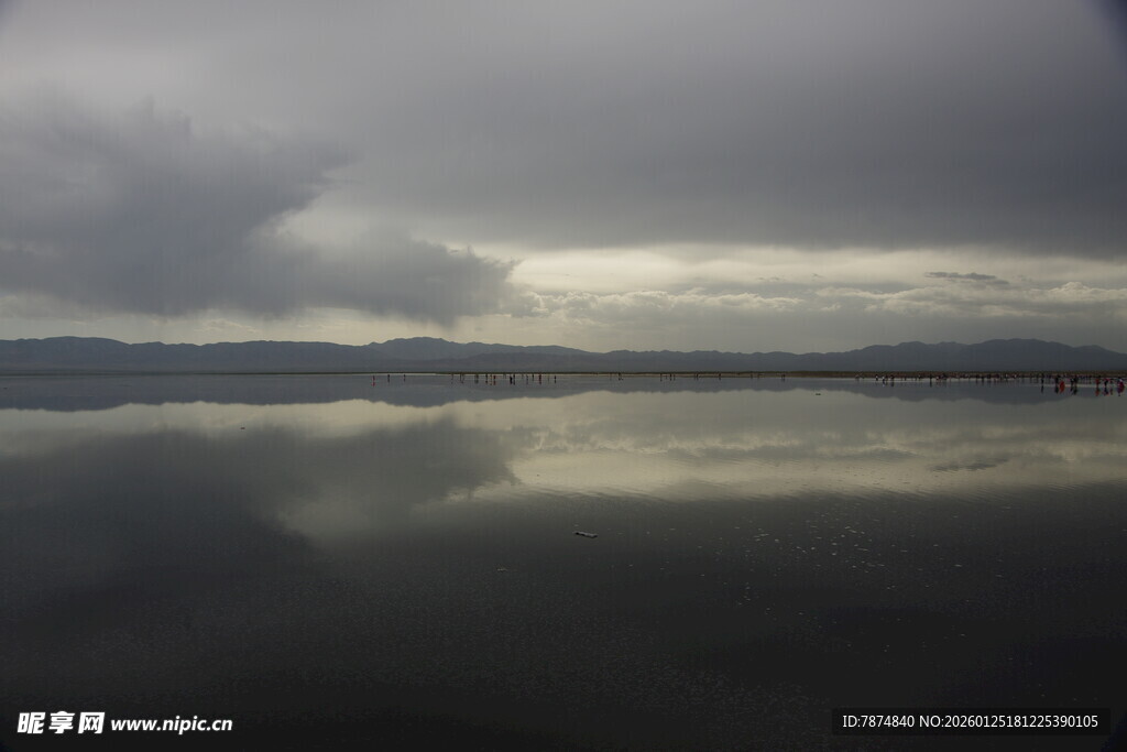 阴云下平静的湖面
