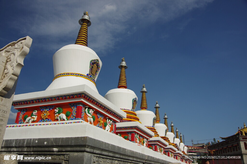 藏式白塔群 蓝天映衬之美