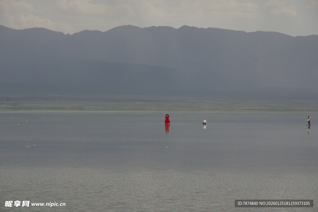 湖面上的红色标志物