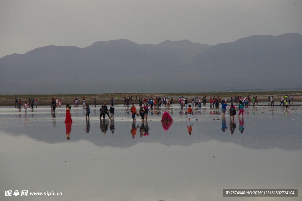 茶卡盐湖游人漫步于湖面