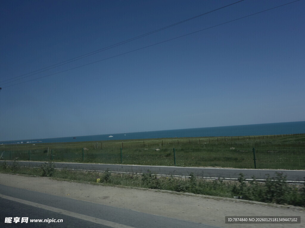 公路边的蓝天与绿野风光