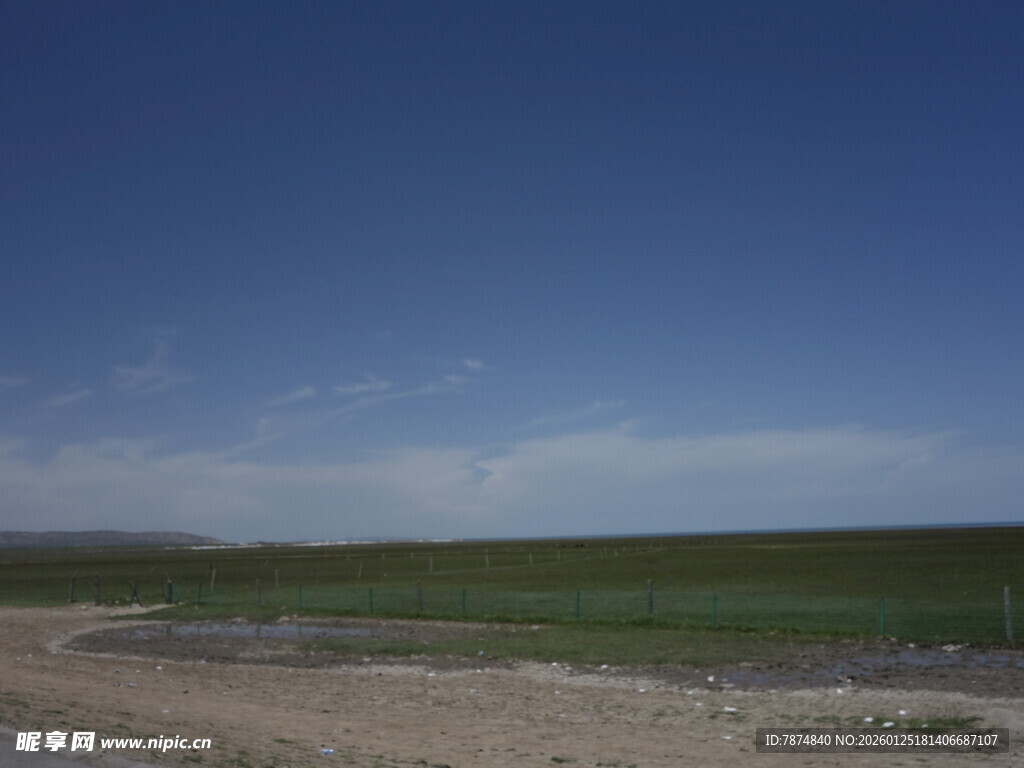 广阔原野上的蓝天绿地