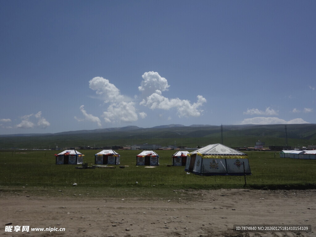 草原上的蒙古包群落