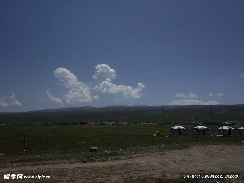 草原蓝天露营风景