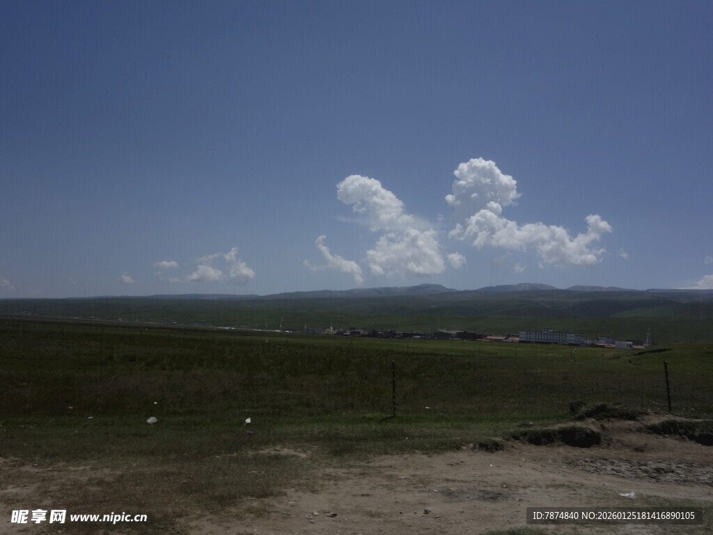 草原上的蓝天白云美景