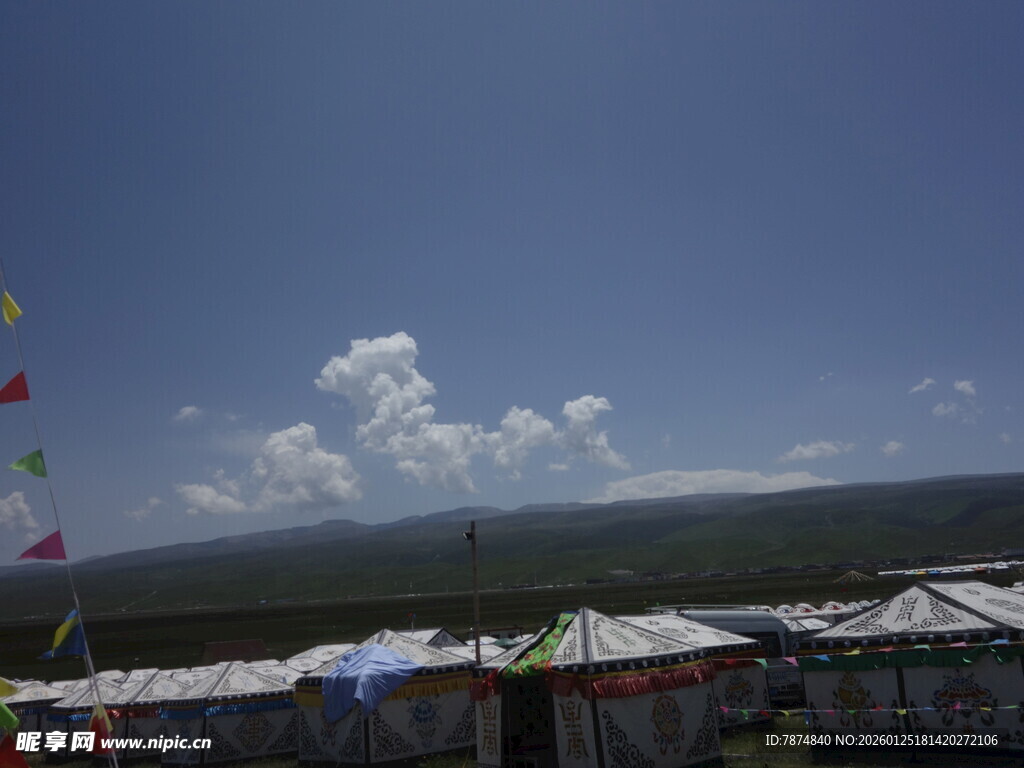 草原上的多彩帐篷与蓝天