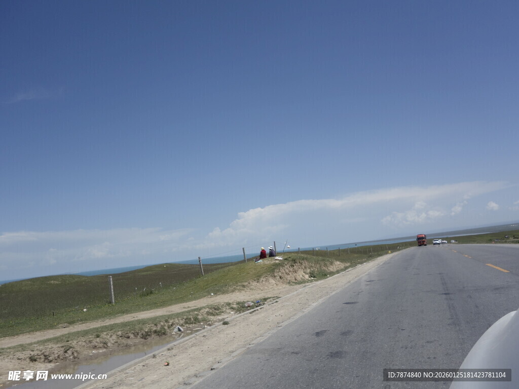 公路延伸向远方景色