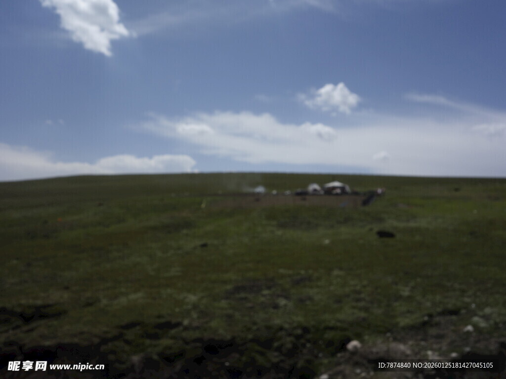 草原风光 远处有几座帐篷