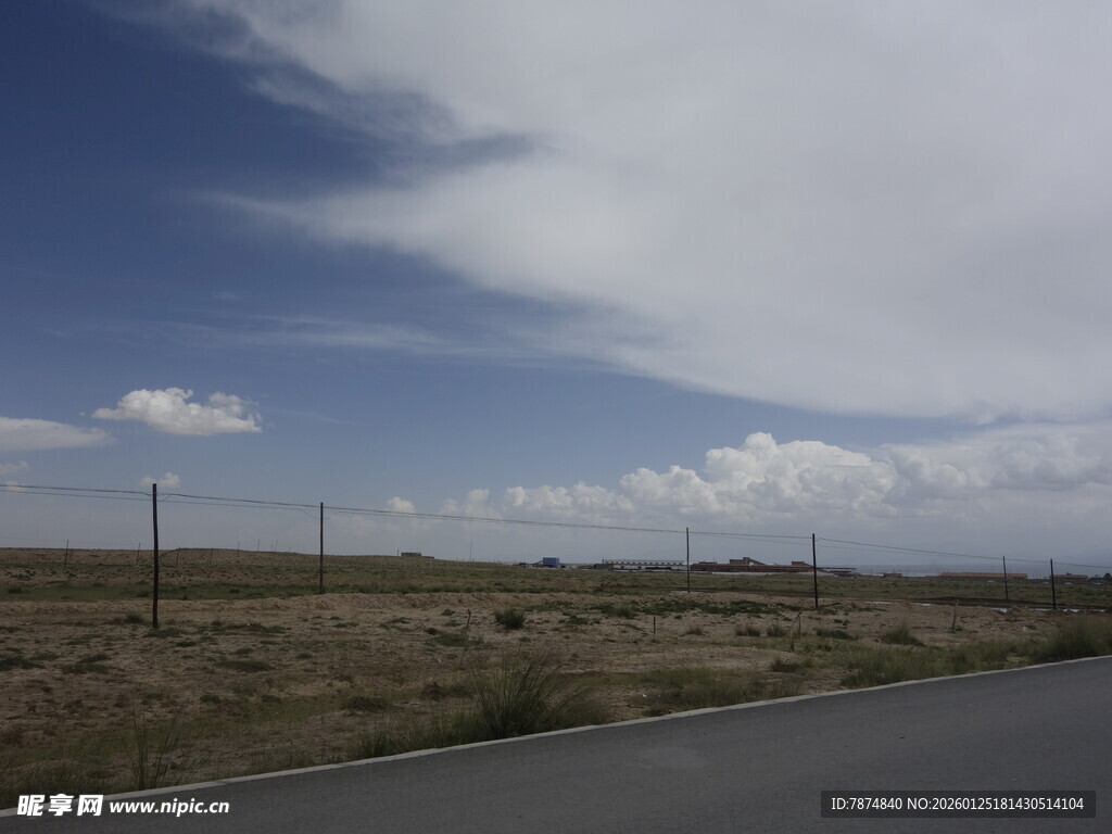 空旷公路旁的开阔风景