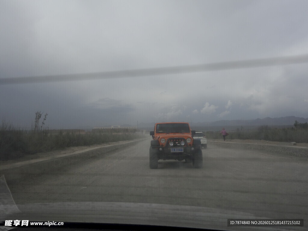 雨中行驶的橙色车辆