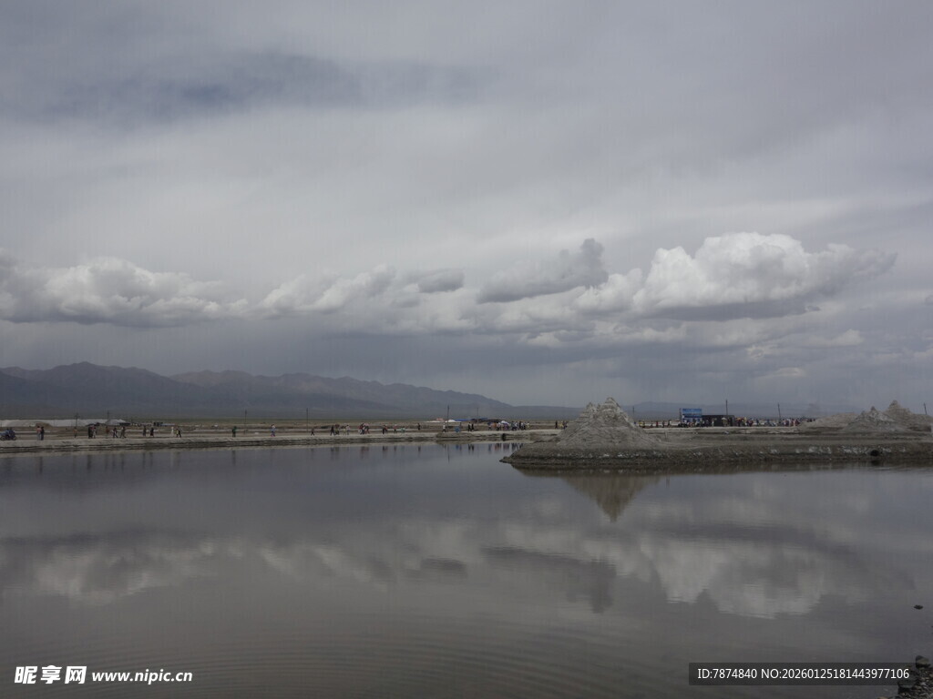 宁静湖面与远处山峦倒影