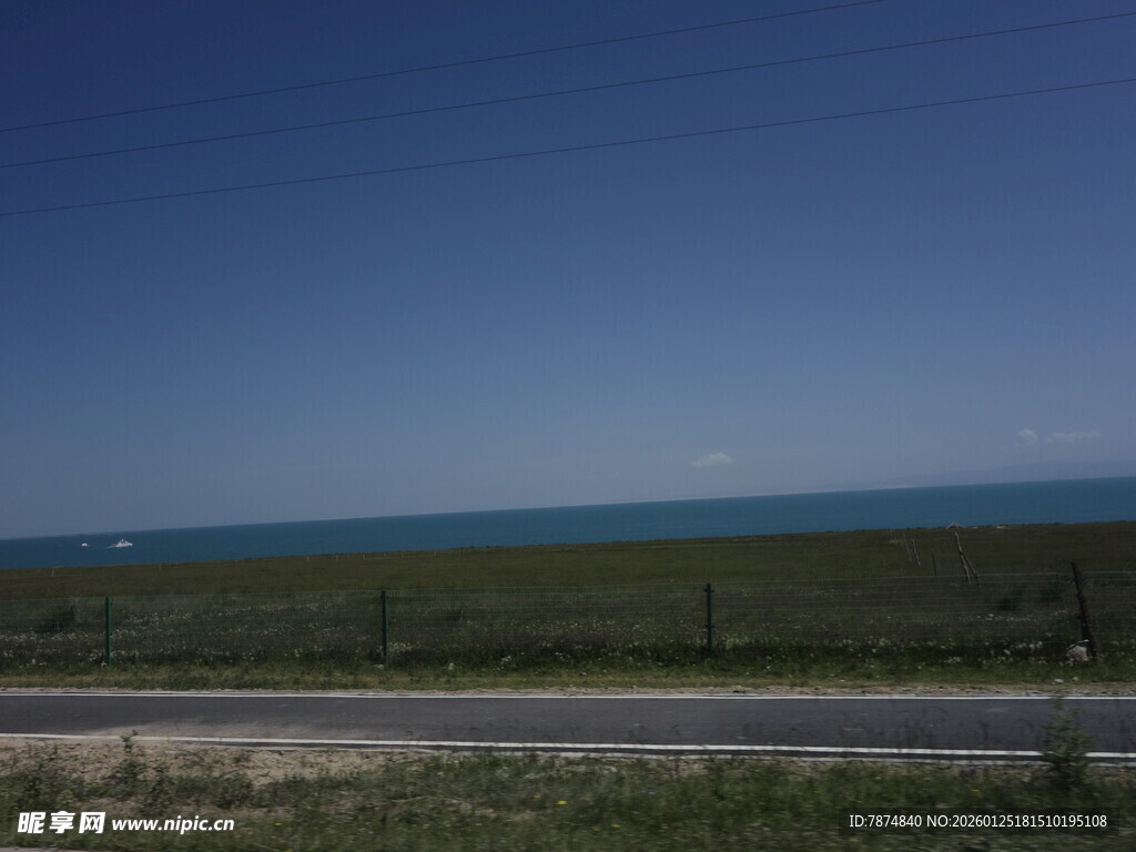 公路尽头的广阔蓝天绿地