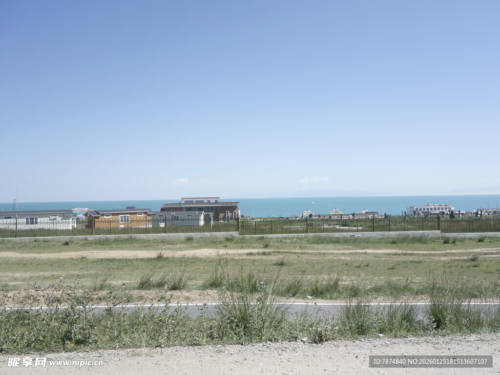 草原上的远方建筑与蓝天