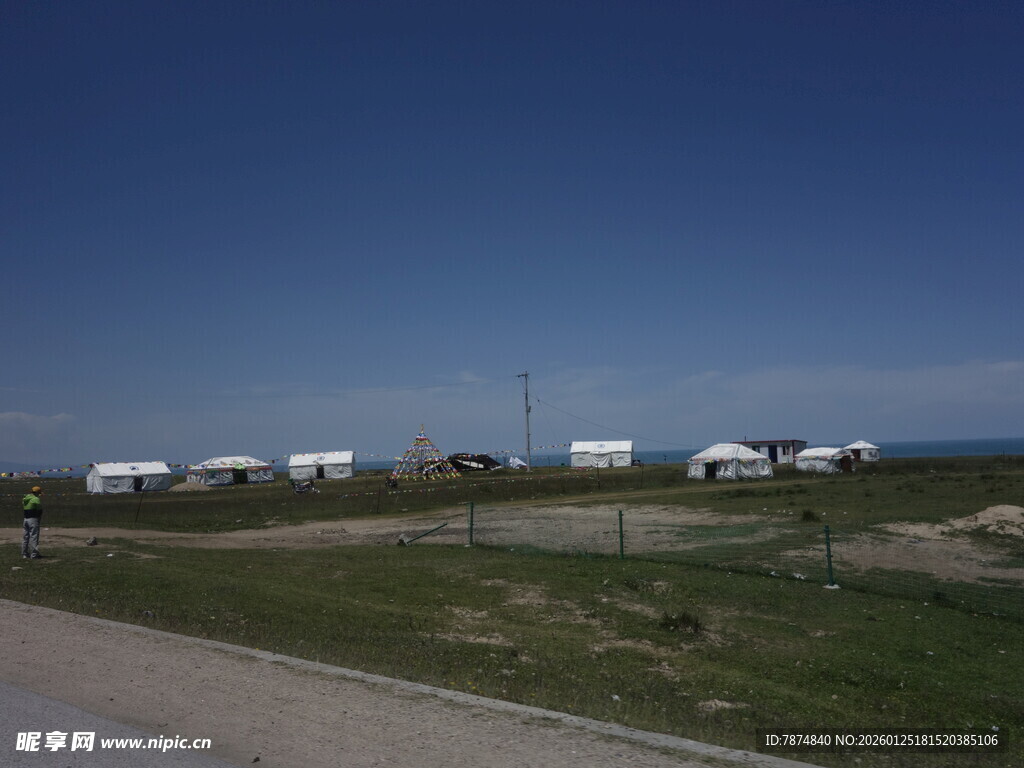 公路旁的风力发电机组景观