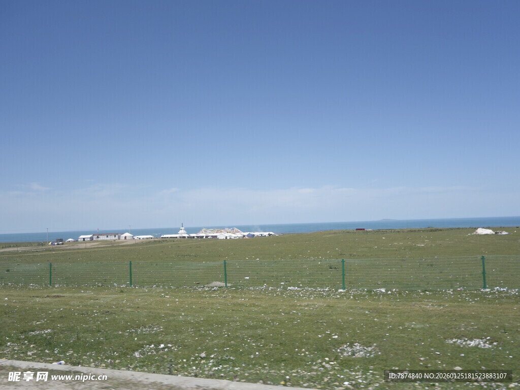 广阔草原与远处天际线