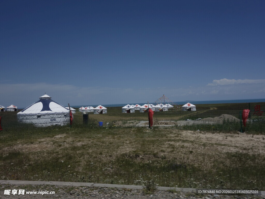 草原上的蒙古包群落