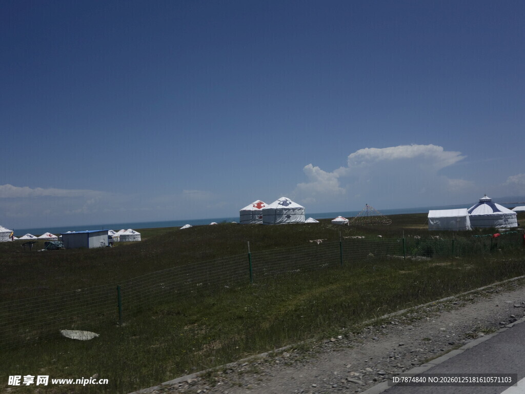 公路旁的多彩帐篷景观