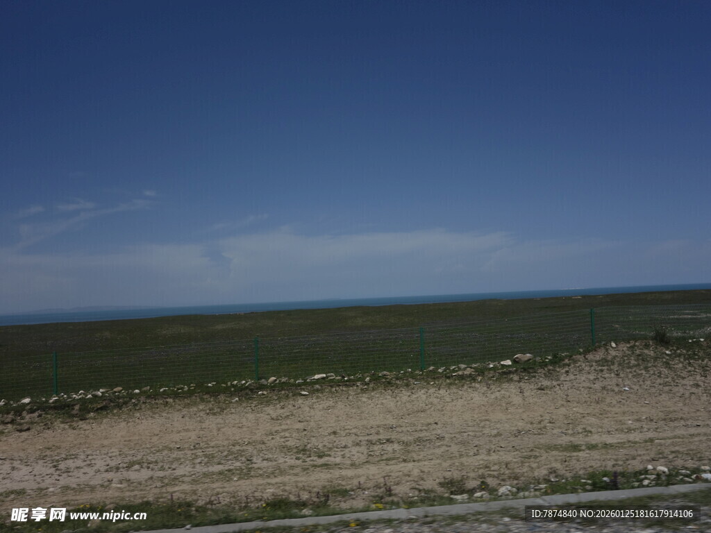 广阔田野与蓝天景色