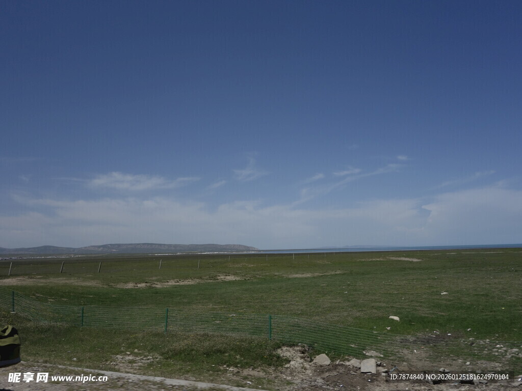 广阔草原上的蓝天美景