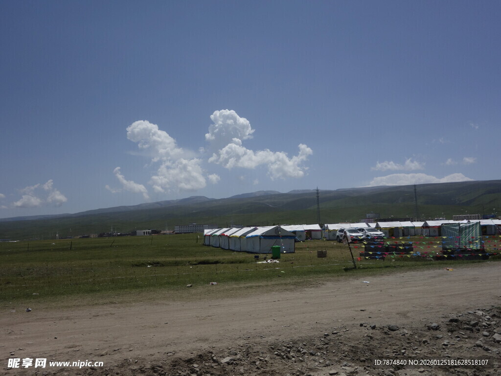 草原上的帐篷营地