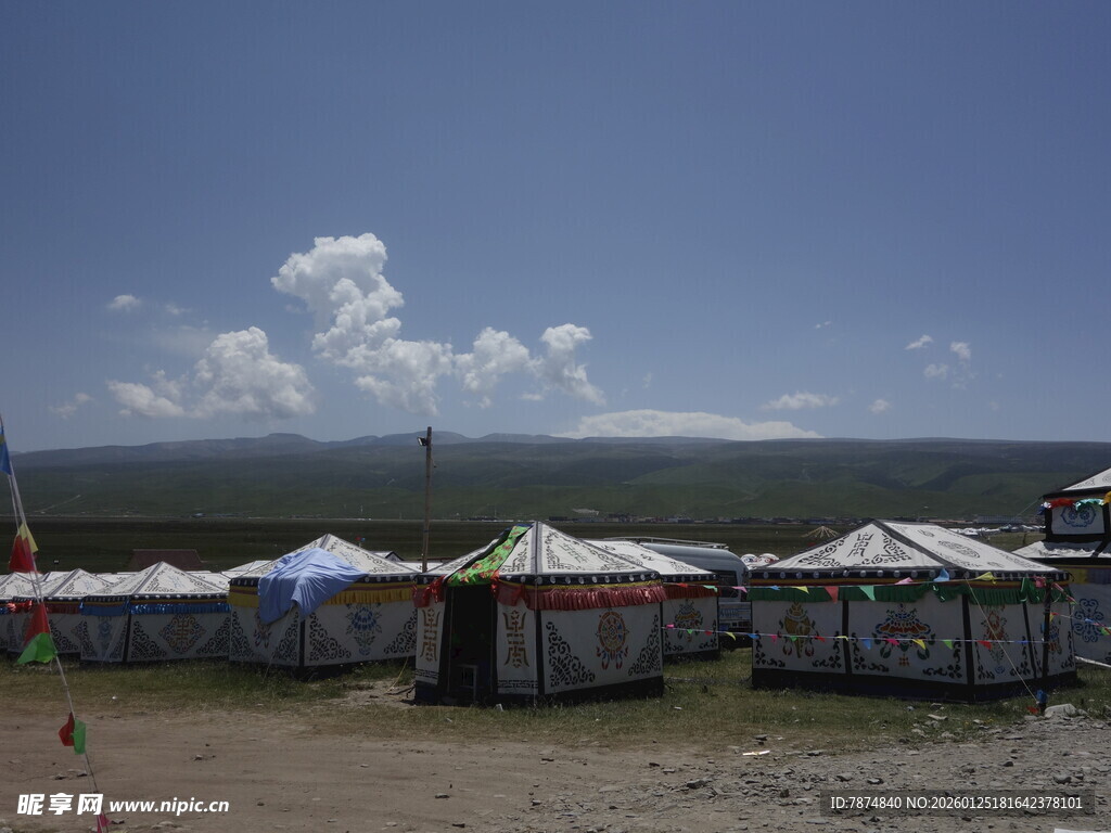 草原上的多彩蒙古包