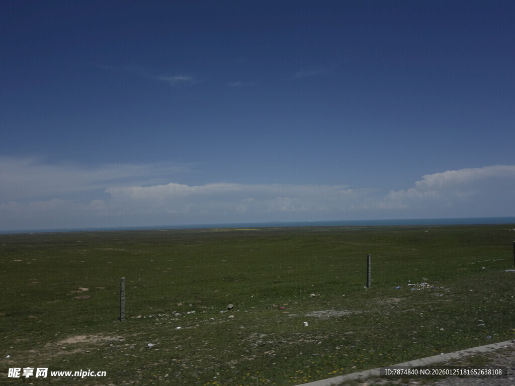 广阔草原与蓝天自然风光