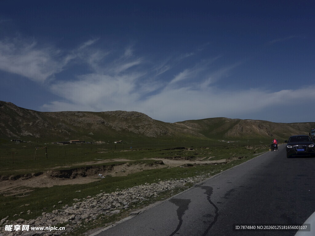 公路旁的开阔山野风光