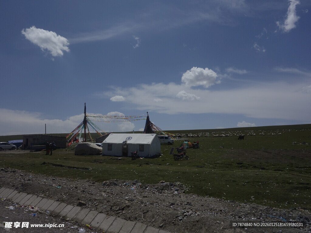 草原上的特色建筑与蓝天