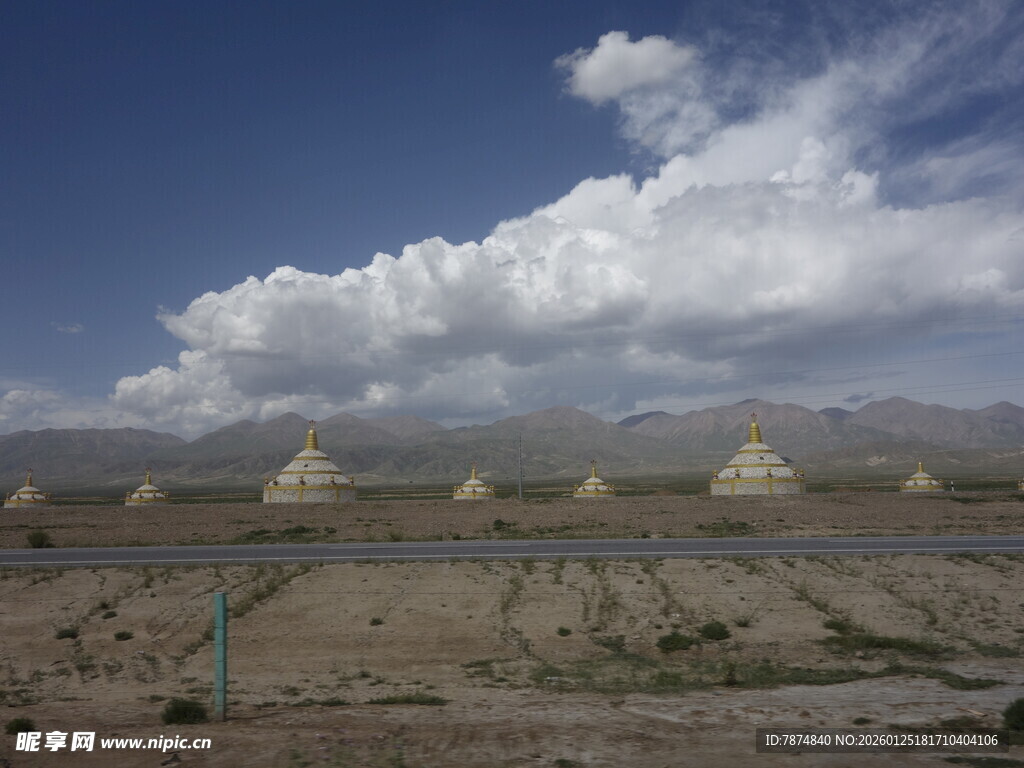 草原上的白云与土堆景观