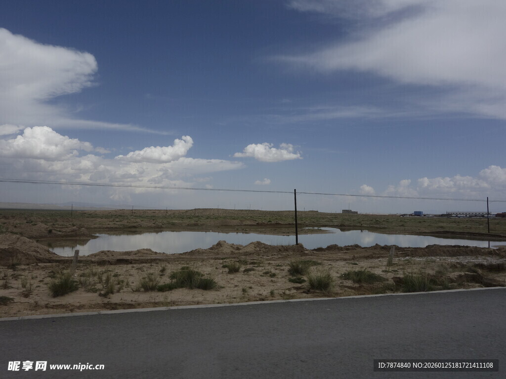 旷野中的水域与蓝天