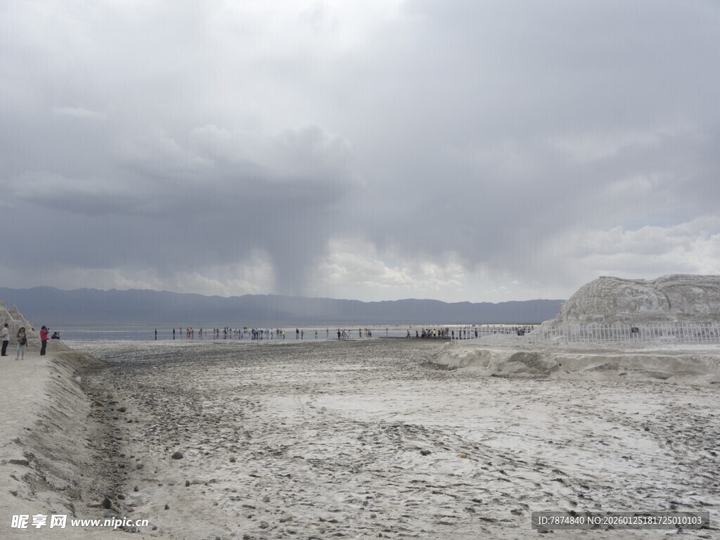 荒凉旷野的阴沉景象