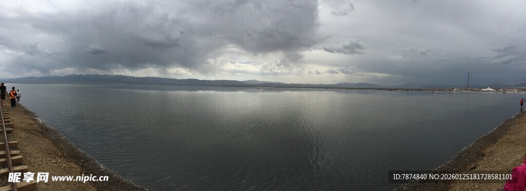 湖畔阴云下的宁静景致