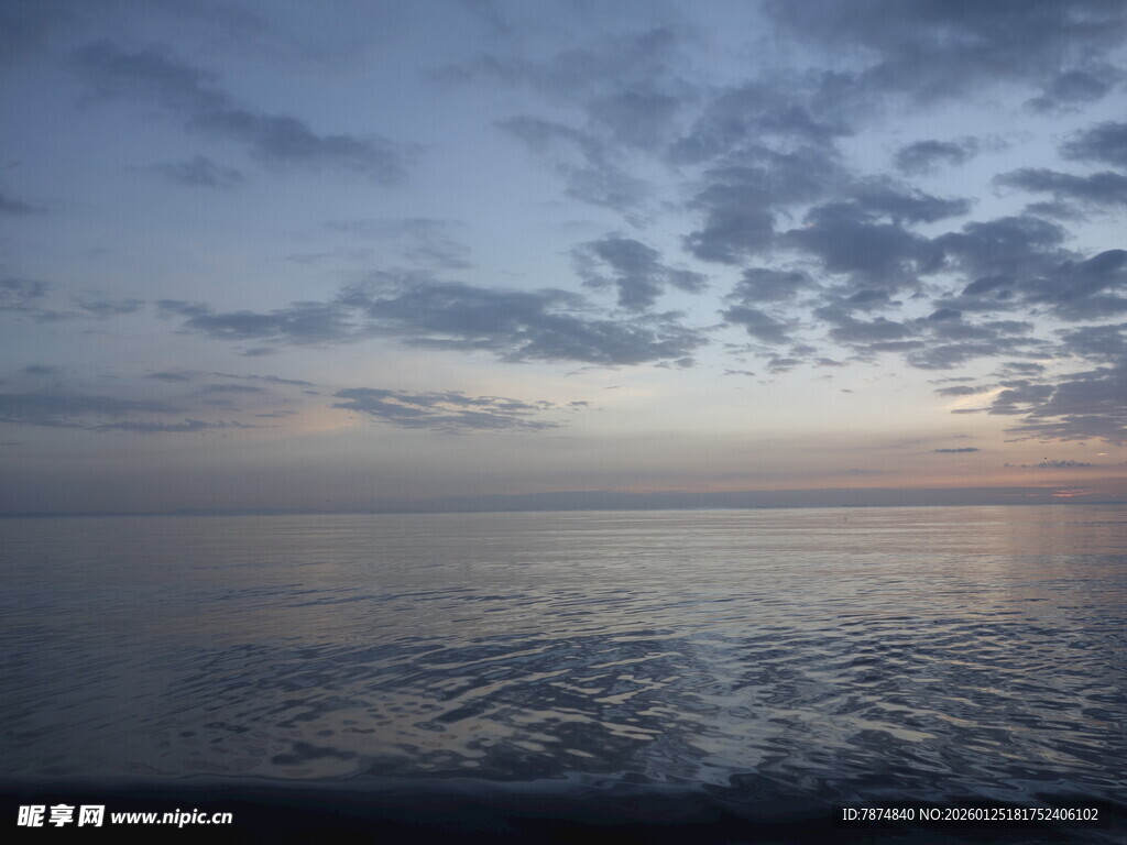 海边日落时分的宁静景象