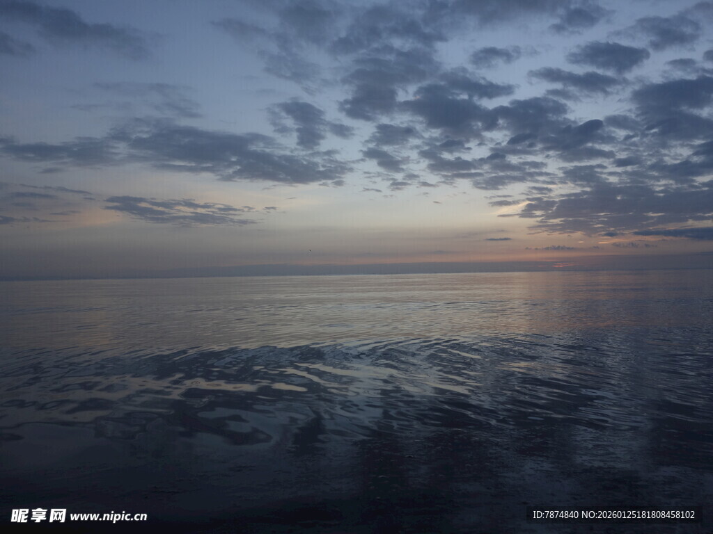 海上日出时分的宁静景象