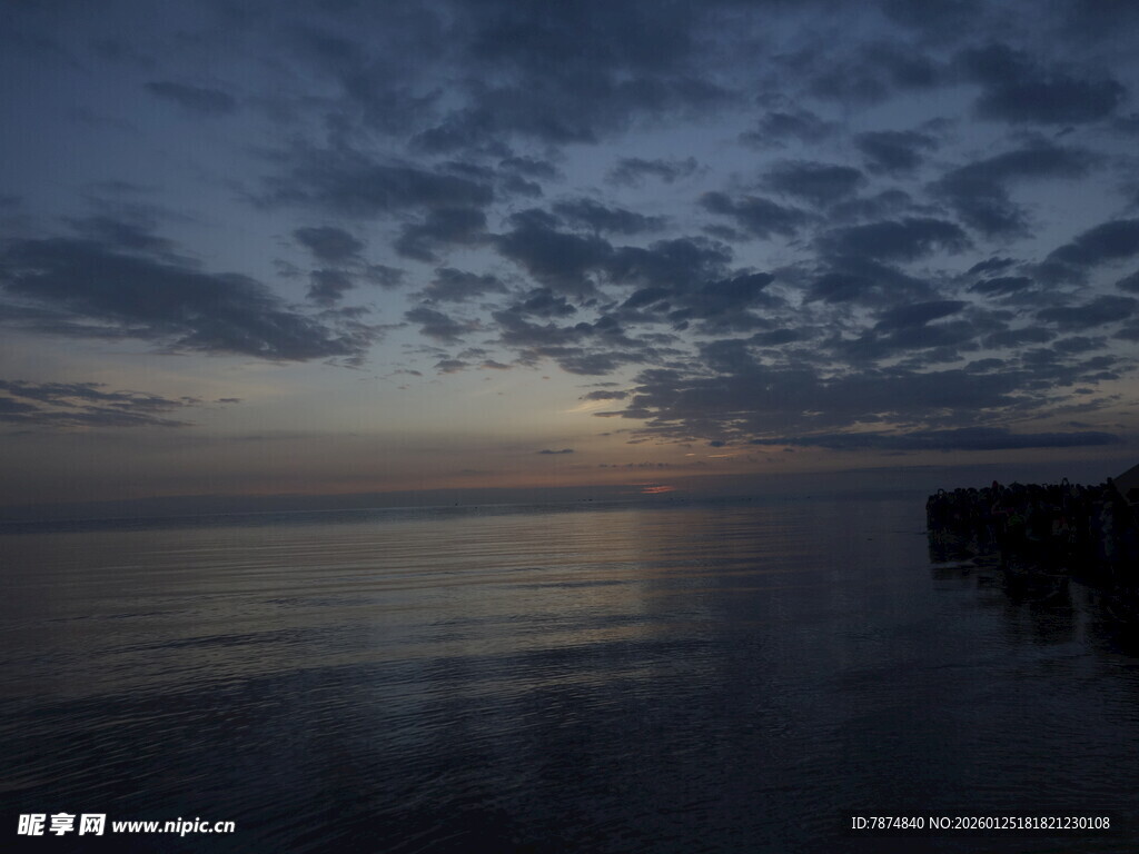 海边暮色下的宁静水面