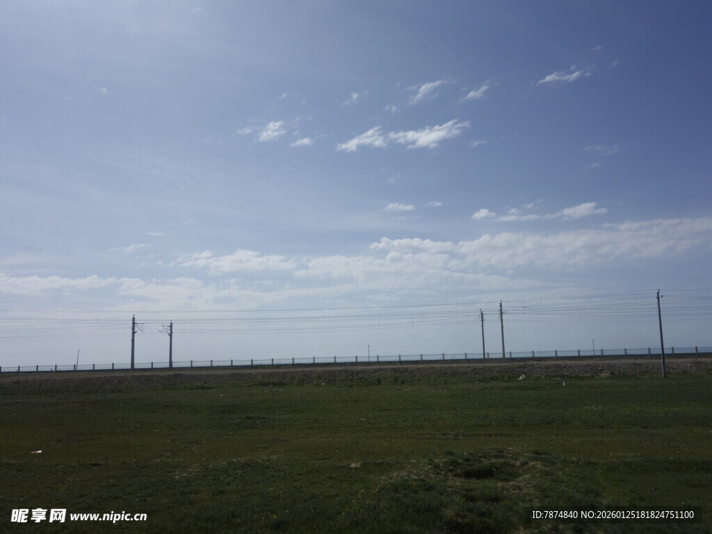 草原风光与远处输电塔