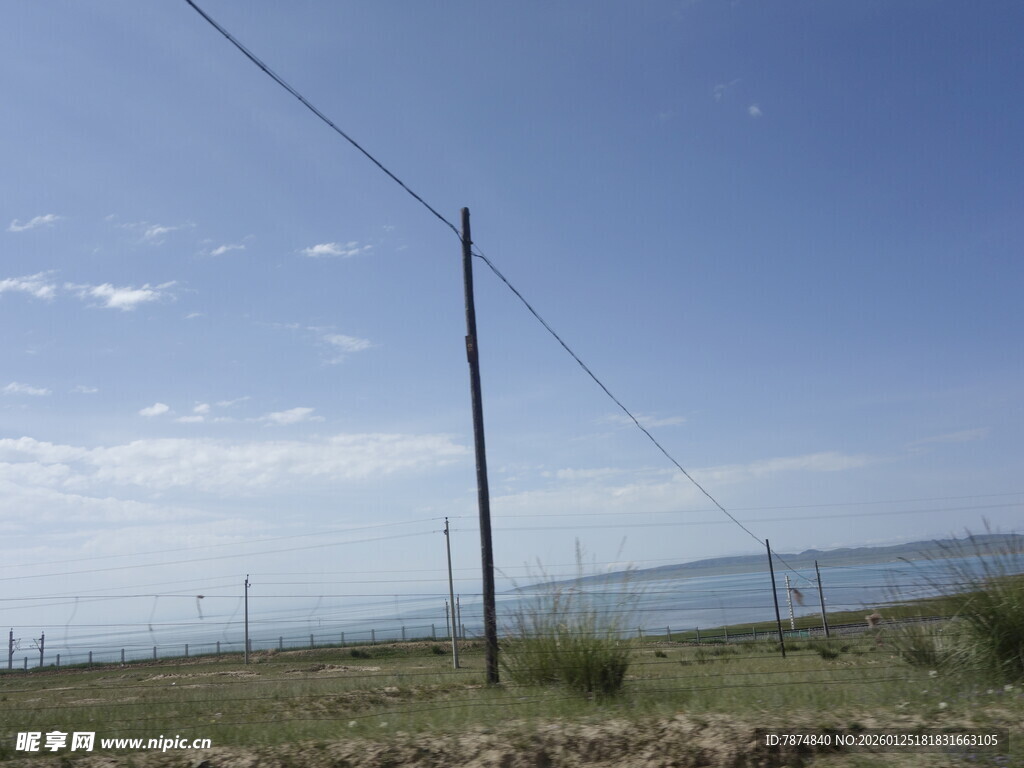 田野边的电线与蓝天景色