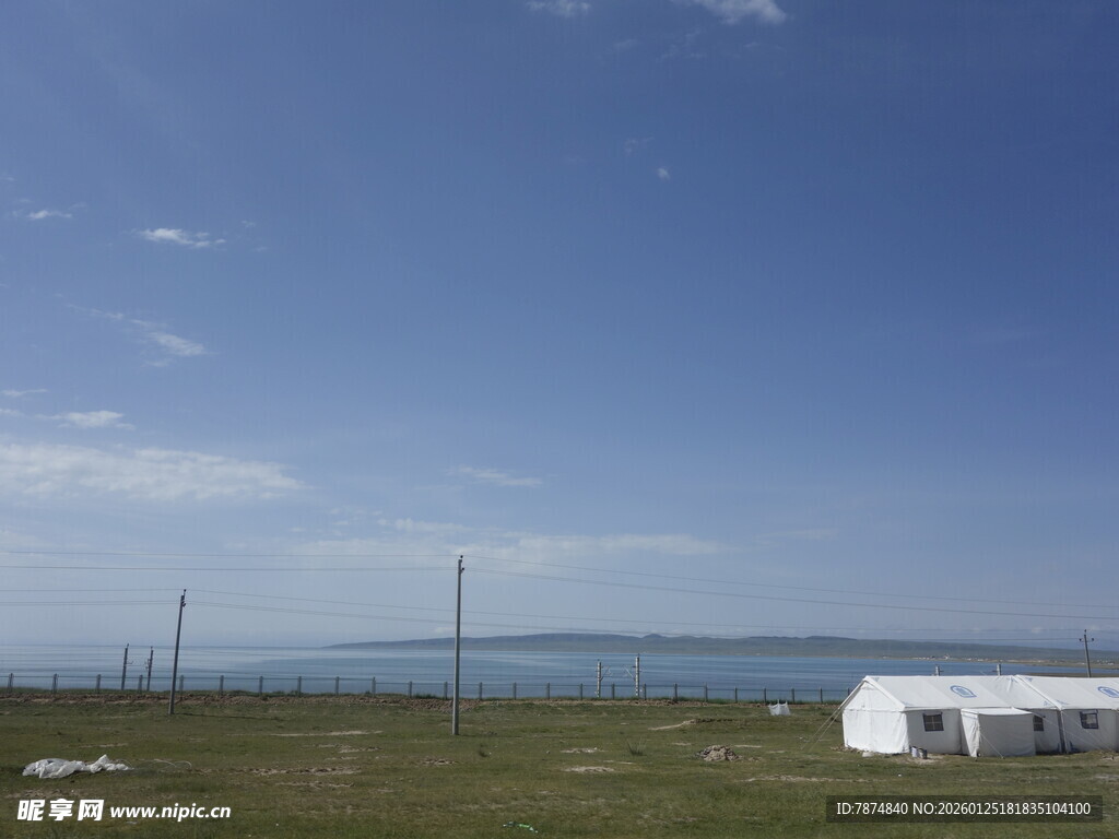 草原上的白色帐篷与蓝天