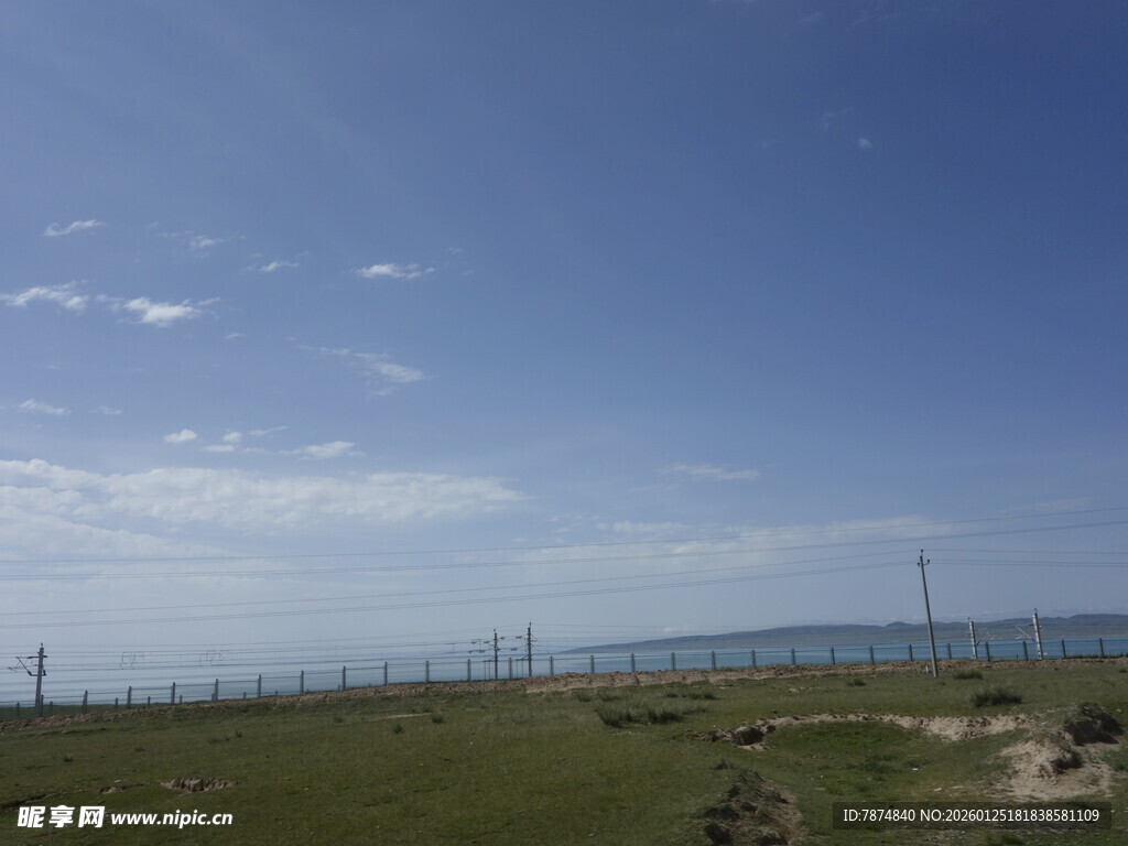 海边草地蓝天风景图