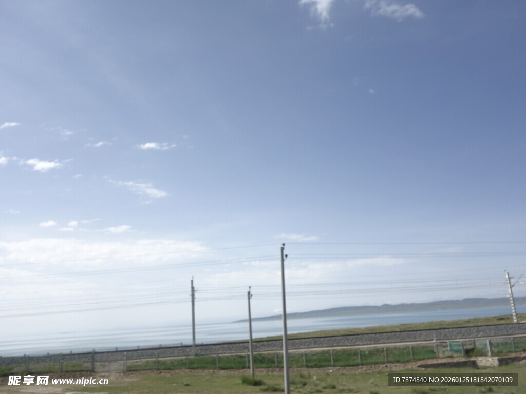 草原上的电线杆与蓝天