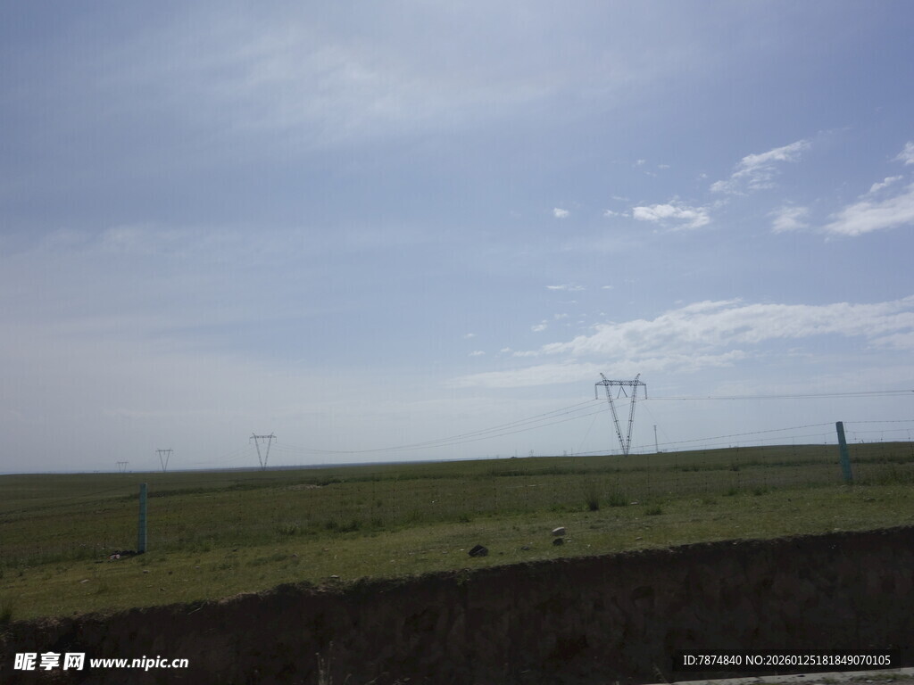 草原风光与远处输电塔