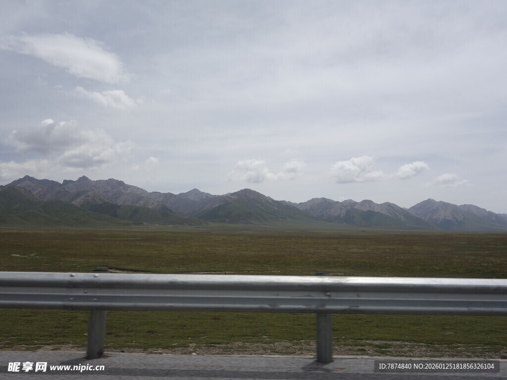 公路边的远山与天空景色